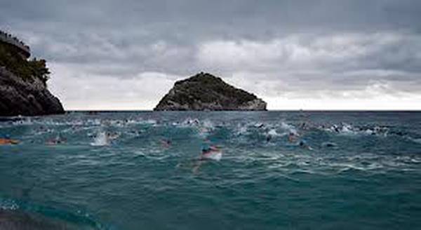 Maratoneti del nuoto invadono area marina Bergeggi,sono 1200