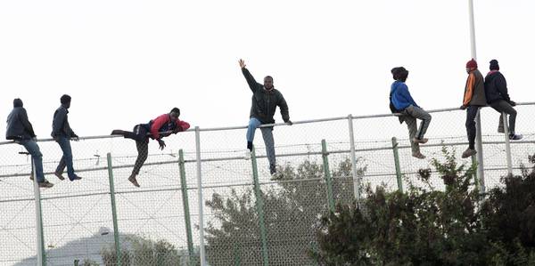 Immigrati cercano di entrare a Melilla