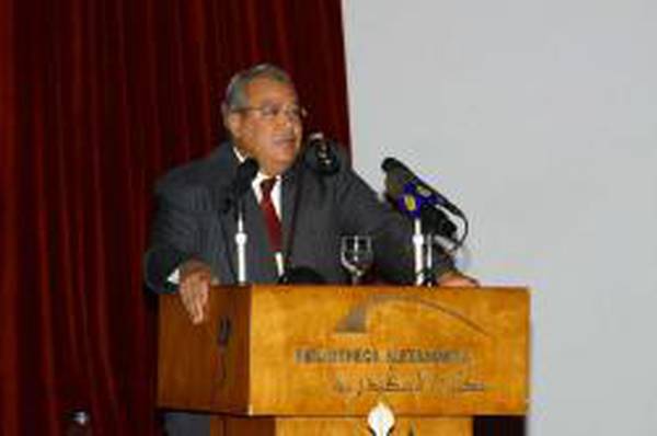 Il ministro della Cultura egiziano Gaber Asfour (credit: MadaMasr) 