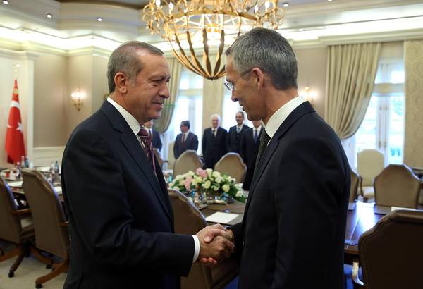 Il presidente turco Erdogan con il segretario della Nato  Jens Stoltenberg