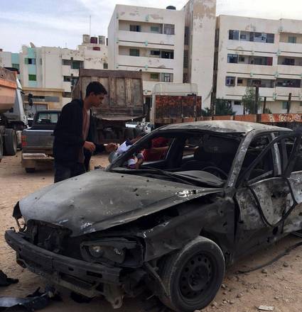 Una delle auto danneggiate dall'esplosione di Tobruk