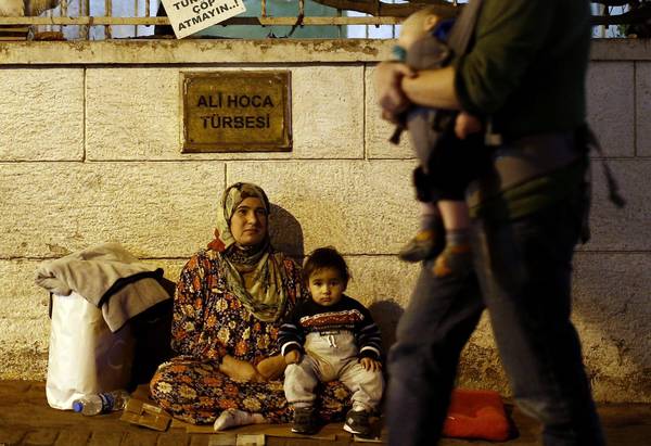 Una rifugiata siriana costretta a mendicare in strada ad Istanbul (archive)