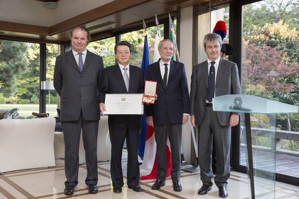 Ambasciatore Italia in Giappone premia presidente Mitsubishi