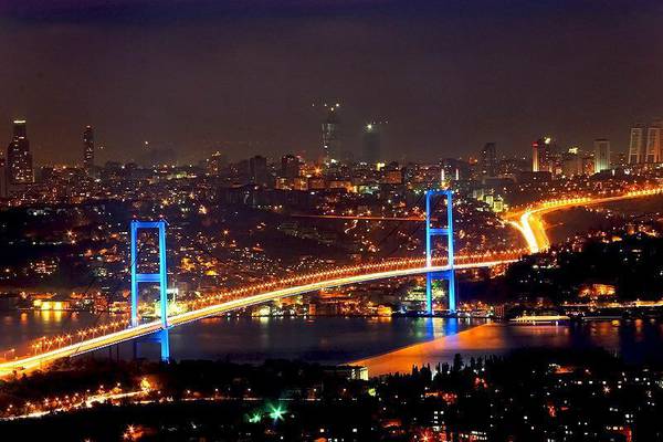 Istanbul - Il ponte sul Bosforo e i grattacieli che spuntano