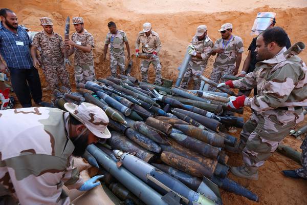 Militari libici ispaezionano armi in un campo a Tripoli