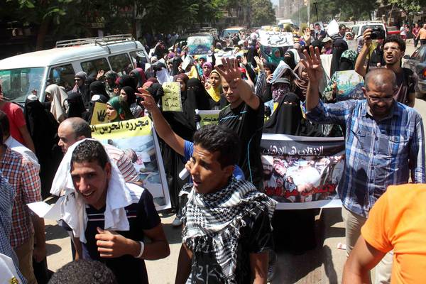 Una manifestazione di sostenitori dei Fratelli musulmani nell'anniversario dei massacri del 14 agosto 2013