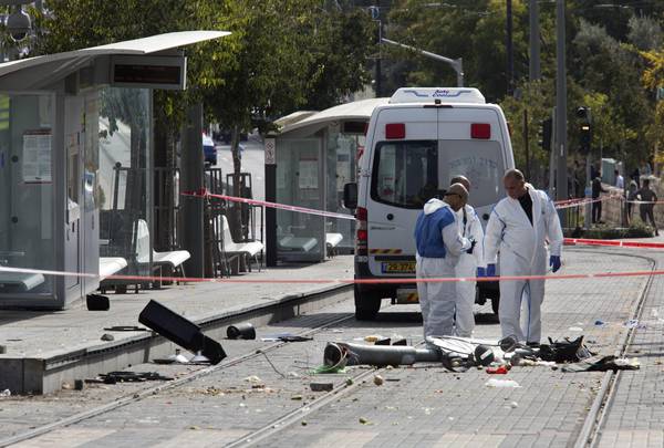 La polizia ispeziona la zona dell'incidente-attentato a Gerusalemme