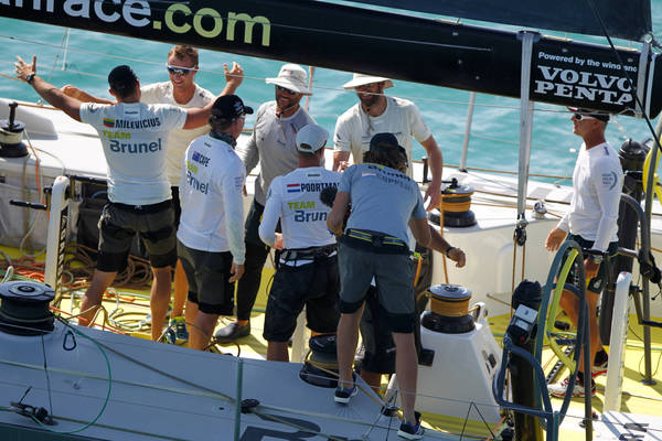 Vela: Volvo Ocean Race, Team Brunel vince la seconda tappa