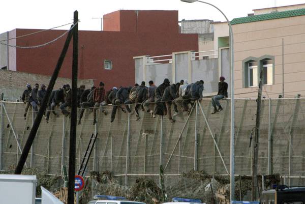 Immigrati cercano di scavalcare recinzione a Melilla