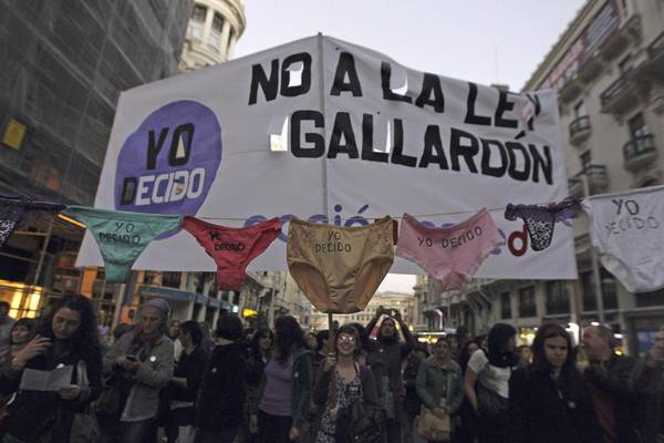Manifestazione a Madrid contro la riforma della legge sull'aborto, oggi ritirata