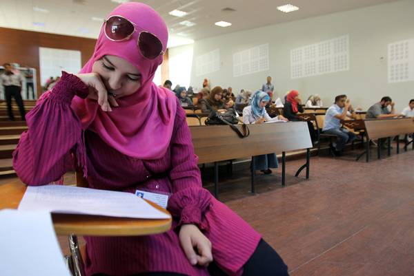 Studenti libici sostengono un esame all'università Al Fatah di Tripoli (archivio)