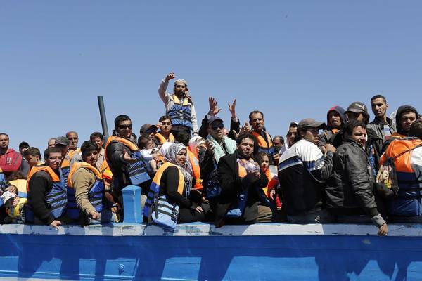Un barcone di migranti soccorso dall'Italia