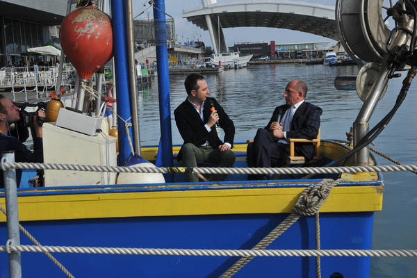 Il presidente dell’Autorità Portuale di Genova Luigi Merlo sul peschereccio della Cooperativa Pescatori Casteldragone di Camogli