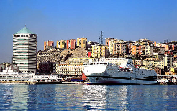 Un traghetto della Tirrenia in porto a Genova
