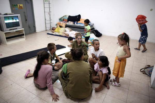 Soldato gioca con i bambini ad Ashkelon