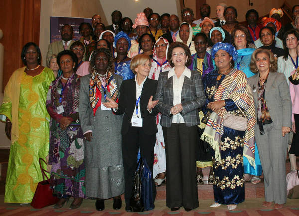 Emma Bonino (al centro) in un occasione di un meeting contro le mutilazioni genitali femminili al Cairo