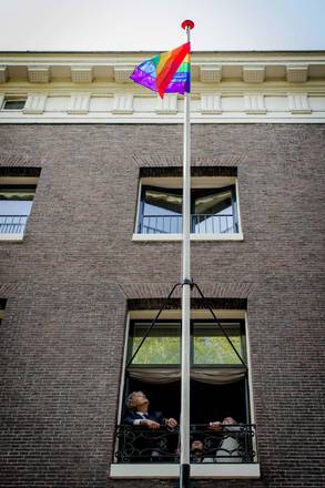 Una bandiera arcobaleno innalzata durante un gay pride (Foto d'archivio)