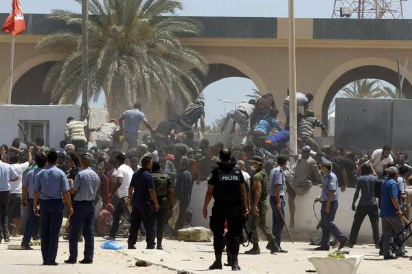 Egiziani in fuga dalle violenze in Libia cercano di entrare in Tunisia al posto di frontiera di Ras Jdir