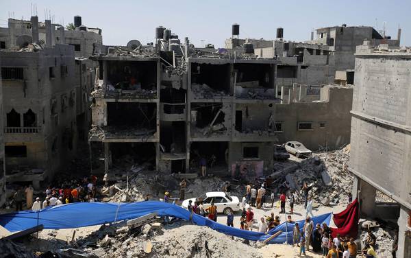 Case distrutte dopo un raid israeliano su Rafah, nel sud della Striscia