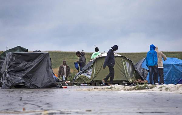 Migranti eritrei accampati a Calais (archivio)
