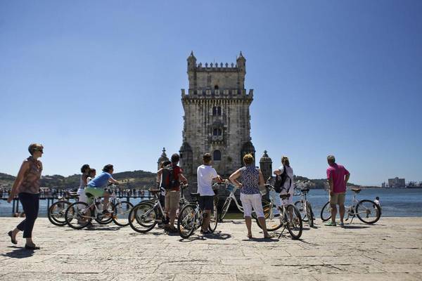 Turisti in bicicletta a Lisbona