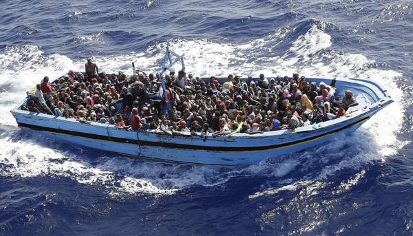 Un barcone con migranti nel mare Mediterraneo