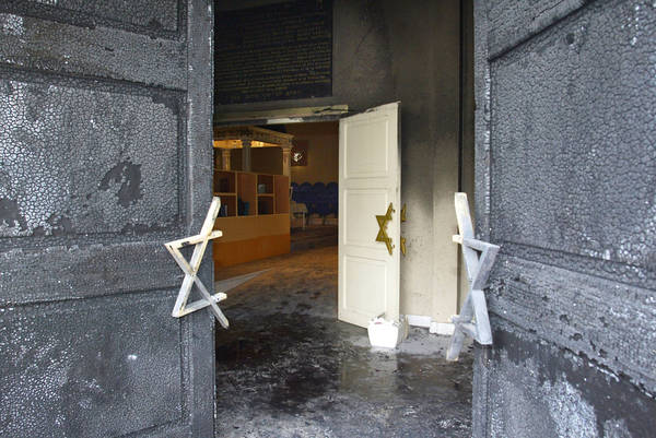 La foto di un attentato alla sinagoga di Lione