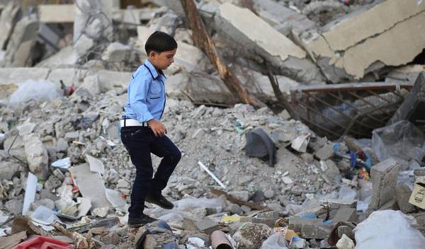 Un bambino di Gaza diretto a scuola