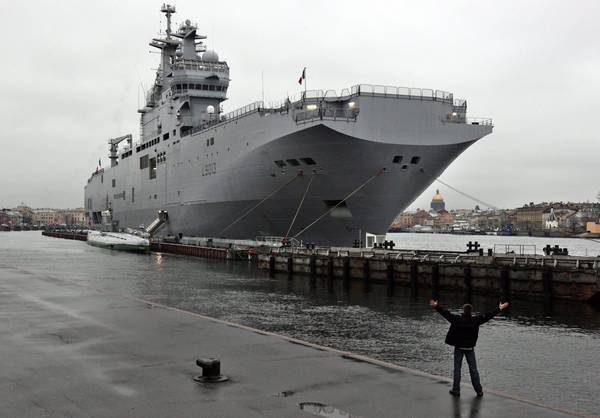 Russia:Parigi deciderà a novembre su consegna nave Mistral