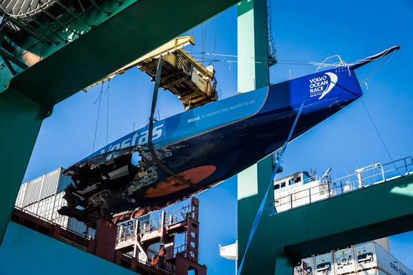 Vela: Volvo Ocean Race, lo scafo danneggiato di Vestas in porto a Genova