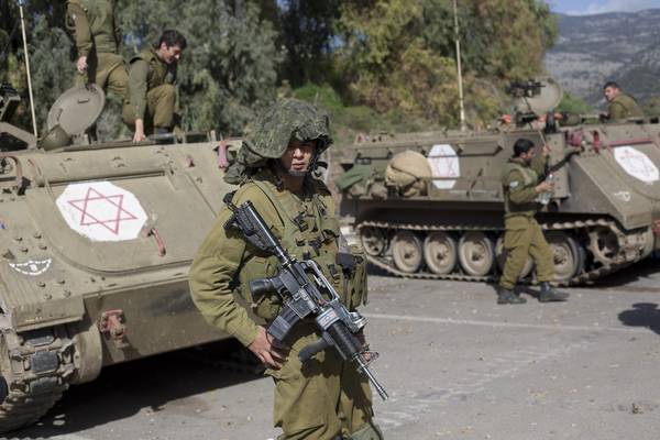 Soldati israeliani al confine con il Libano