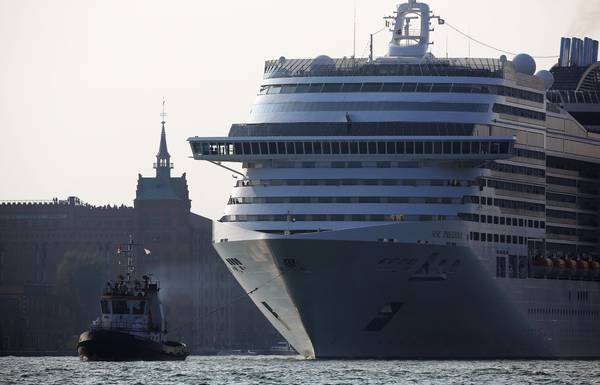 Grandi navi: sindaco Venezia, 'entrino in laguna pagando'