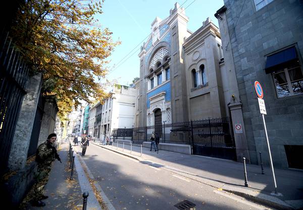 Un militare presidia la sinagoga ebraica di via della Guastalla dopo che un uomo ebreo stato  accoltellato in strada in via San Gimignano, Milano, 13 novembre. ANSA/STEFANO PORTA