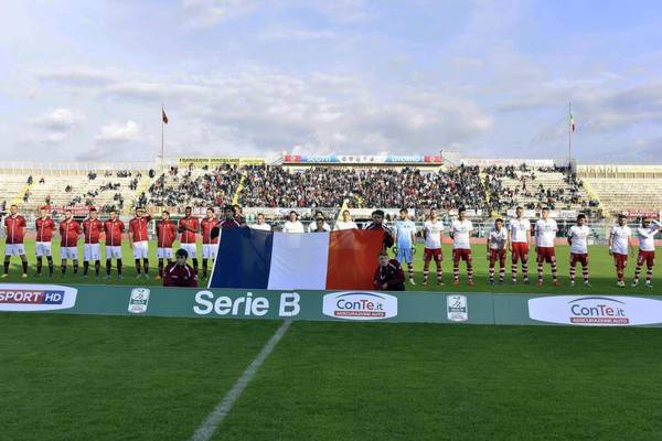 Una partita già giocata di serie B con marsigliere e bandiera francese in campo