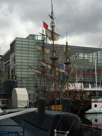 La fregata Shtandart davanti al Galata museo del mare a Genova