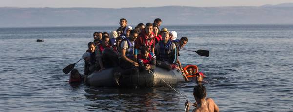 Una nave di Save the Children per salvare bambini migranti