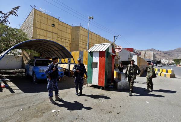 Soldati yemeniti davanti all'ambasciata italiana a Sana'a