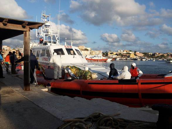 Una motovedetta della Guardia Costiera con a bordo migranti soccorsi