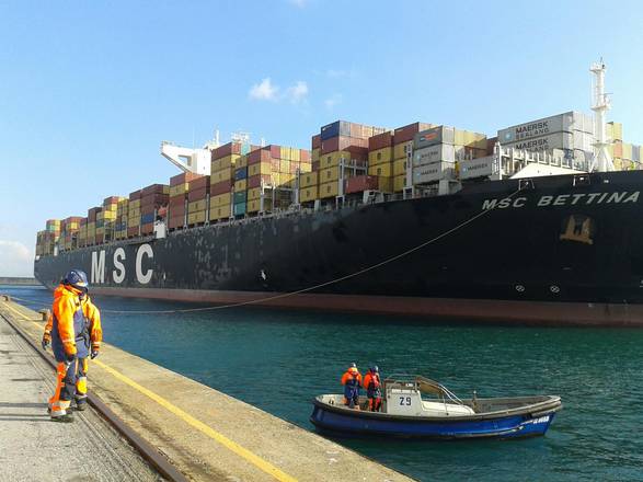 La prima porta container da 14 mila teus in porto a Genova
