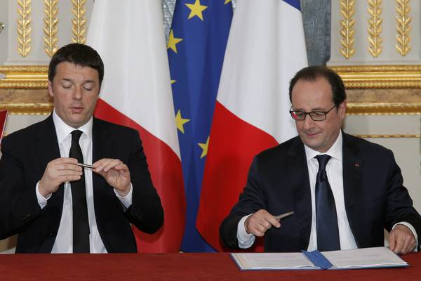 Il premier italiano Matteo Renzi durante il summit italo-francese a Parigi