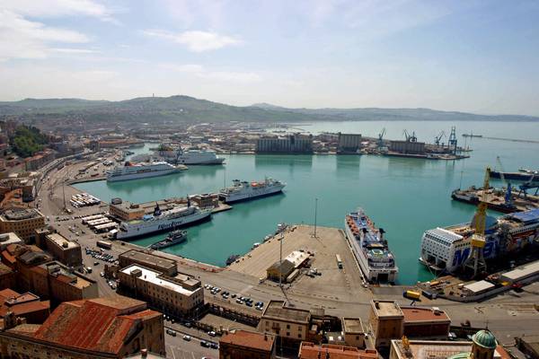 Porto Ancona, crescono merci,meno passeggeri traghetti
