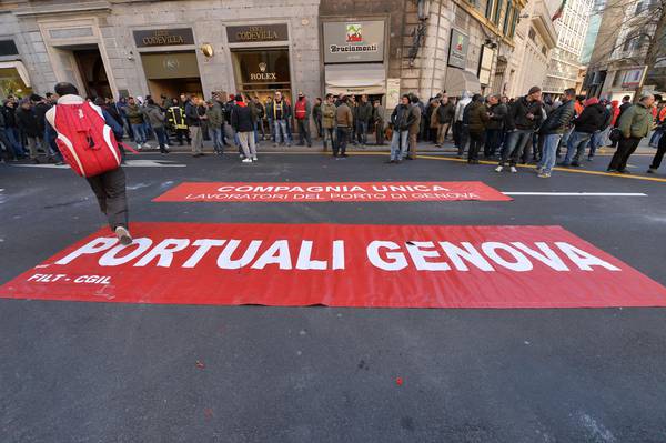 Porti: sciopero; lavoratori bloccano centro Genova