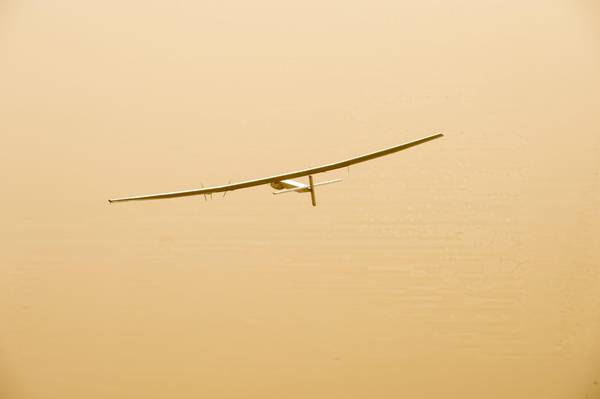 Solar Impulse 2 decollato da Abu Dhabi per il giro del mondo