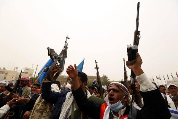 Sostenitori dell'ex presidente yemenita Saleh sfilano contro l'offensiva saudita (archivio)