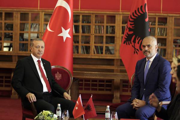Un incontro tra il presidente turco Erdogan e il primo ministro albanese Roma a Tirana nel 2015