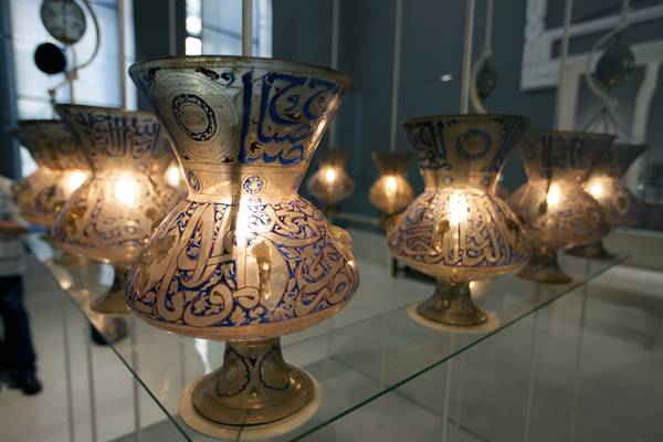 Un'immagine di lampade di vetro risalenti all'epoca fatimida al museo d'arte islamica del Cairo