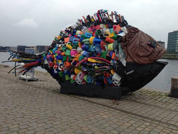 Copenhagen - Islands Brygge, l'arte e il riciclo della plastica (foto Daniela Galli)