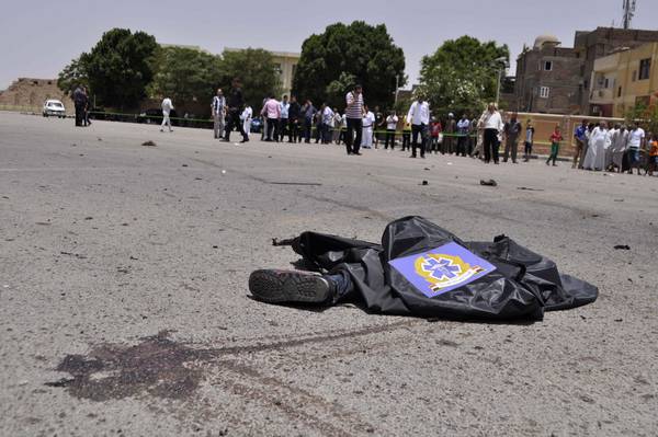 L'attentatore suicida di Luxor ricoperto da un telo