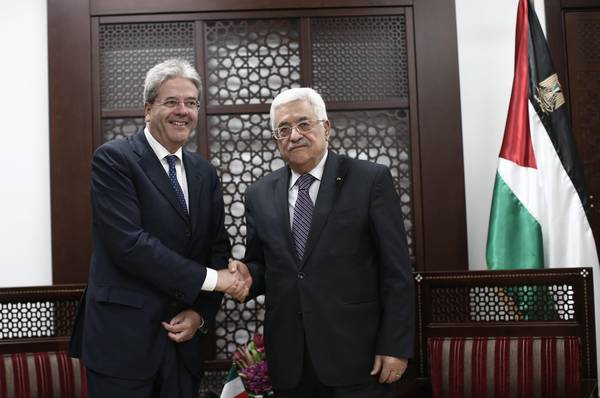 Il ministro degli Esteri Paolo Gentiloni con il presidente palestinese Abu Mazen a Ramallah