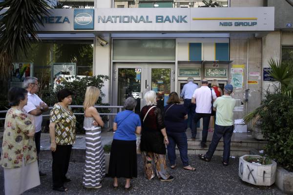 Cittadini in fila a un bancomat ad Atene